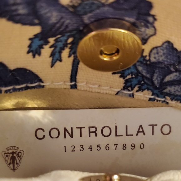 RARE Gucci blue & cream shoulder bag Gucci Italy & Crest on left - Picture 10 of 16